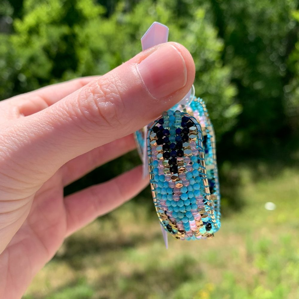 KENDRA SCOTT • Britt Gold Hoop Earrings in Blue Mix - Picture 5 of 13